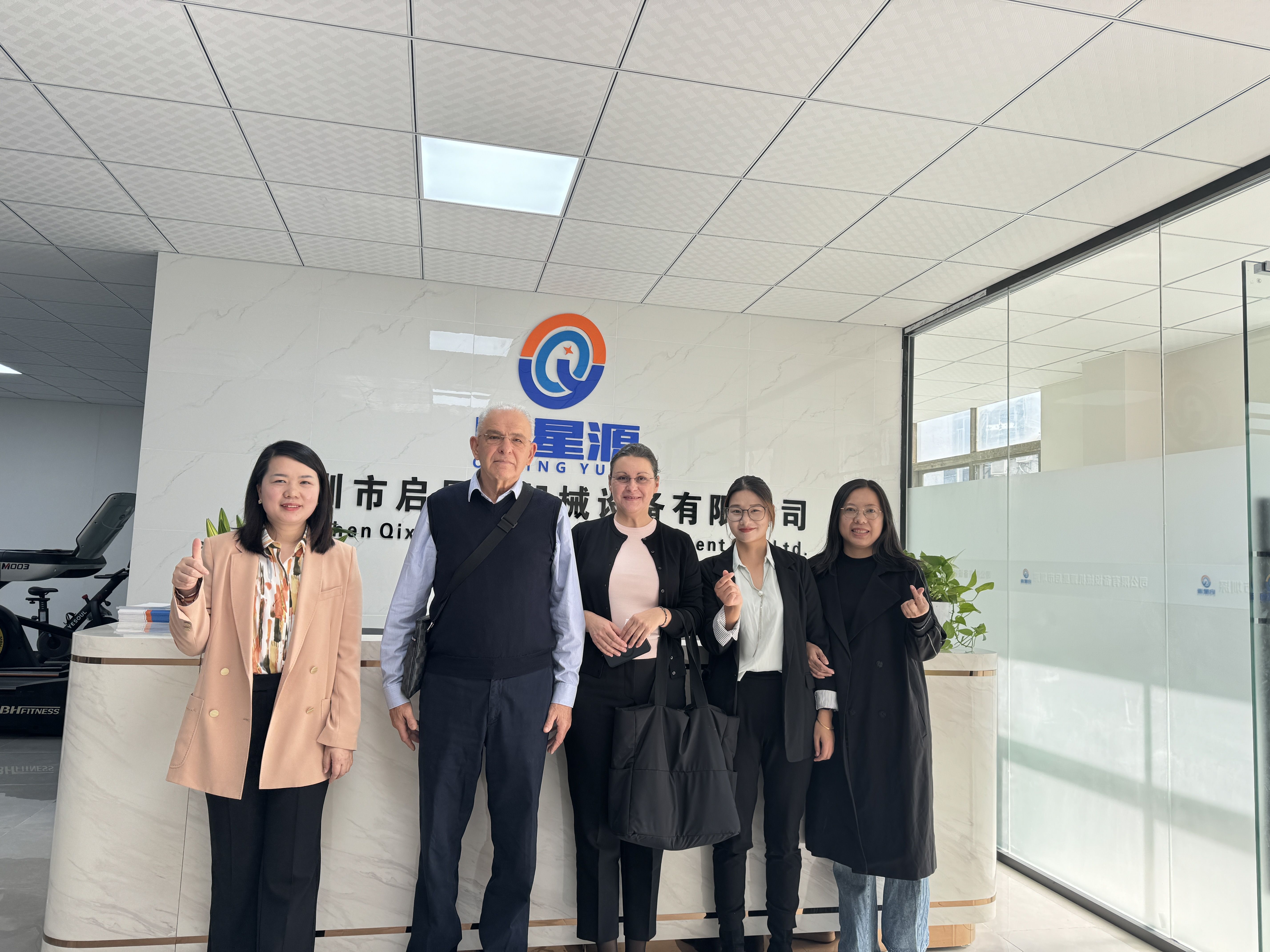 Mr.Savo와 Mrs.irena 부인을 따뜻하게 환영합니다. Shenzhen Qixingyuan Machinery Equipment Co., Ltd.